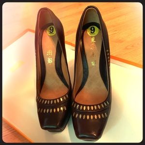 L.A.M.B size 9 chocolate brown and gold heels.